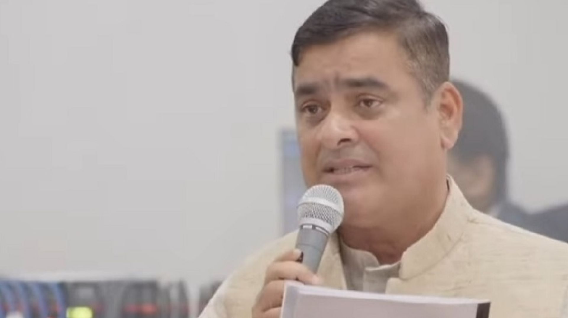 मल अभाव, उखु किसानको भुक्तानी र सीमावर्ती समस्या समाधान गर्न सांसद खनालको माग